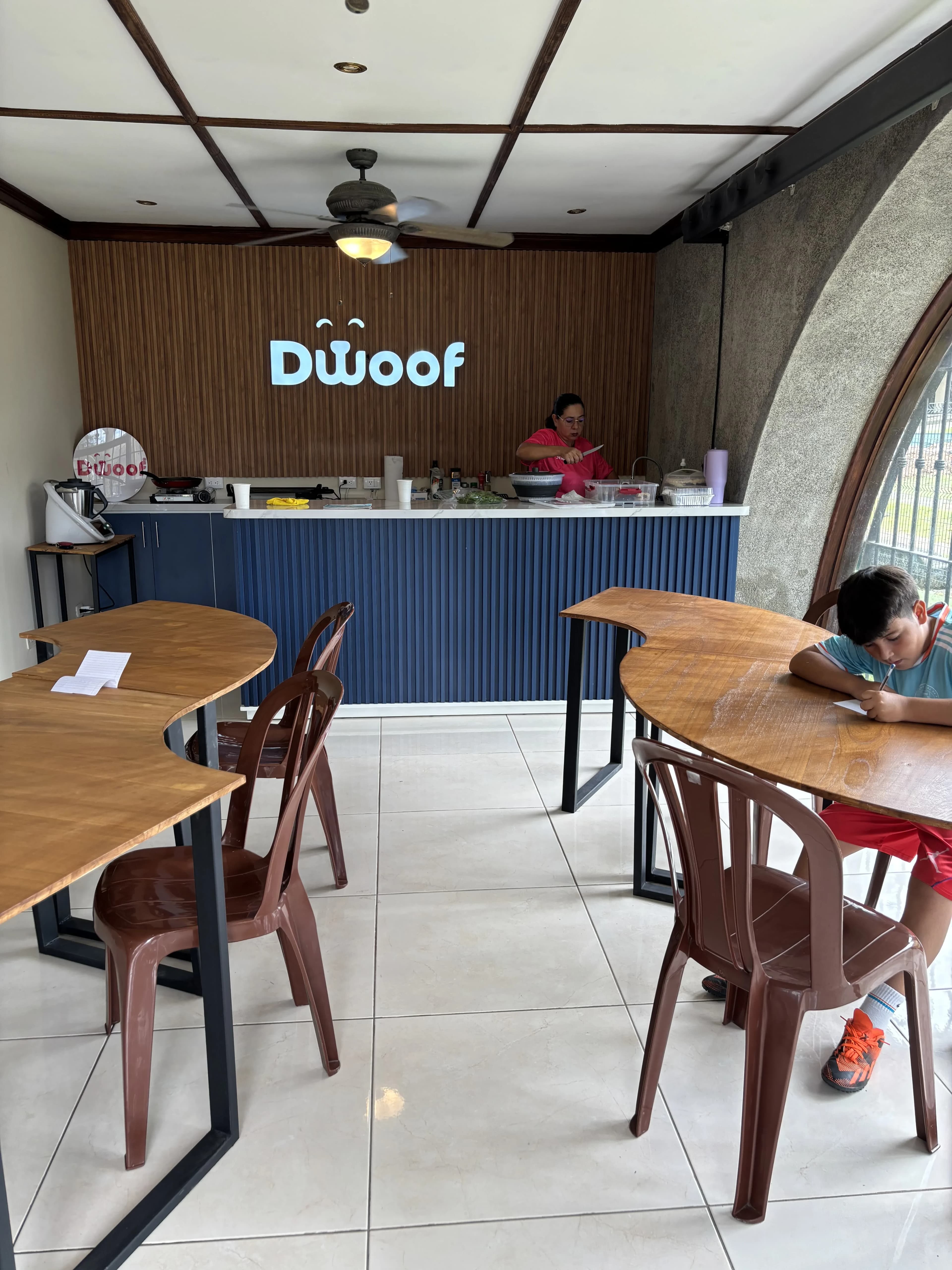 Interior de Dwoof con mesas pensadas para convivir