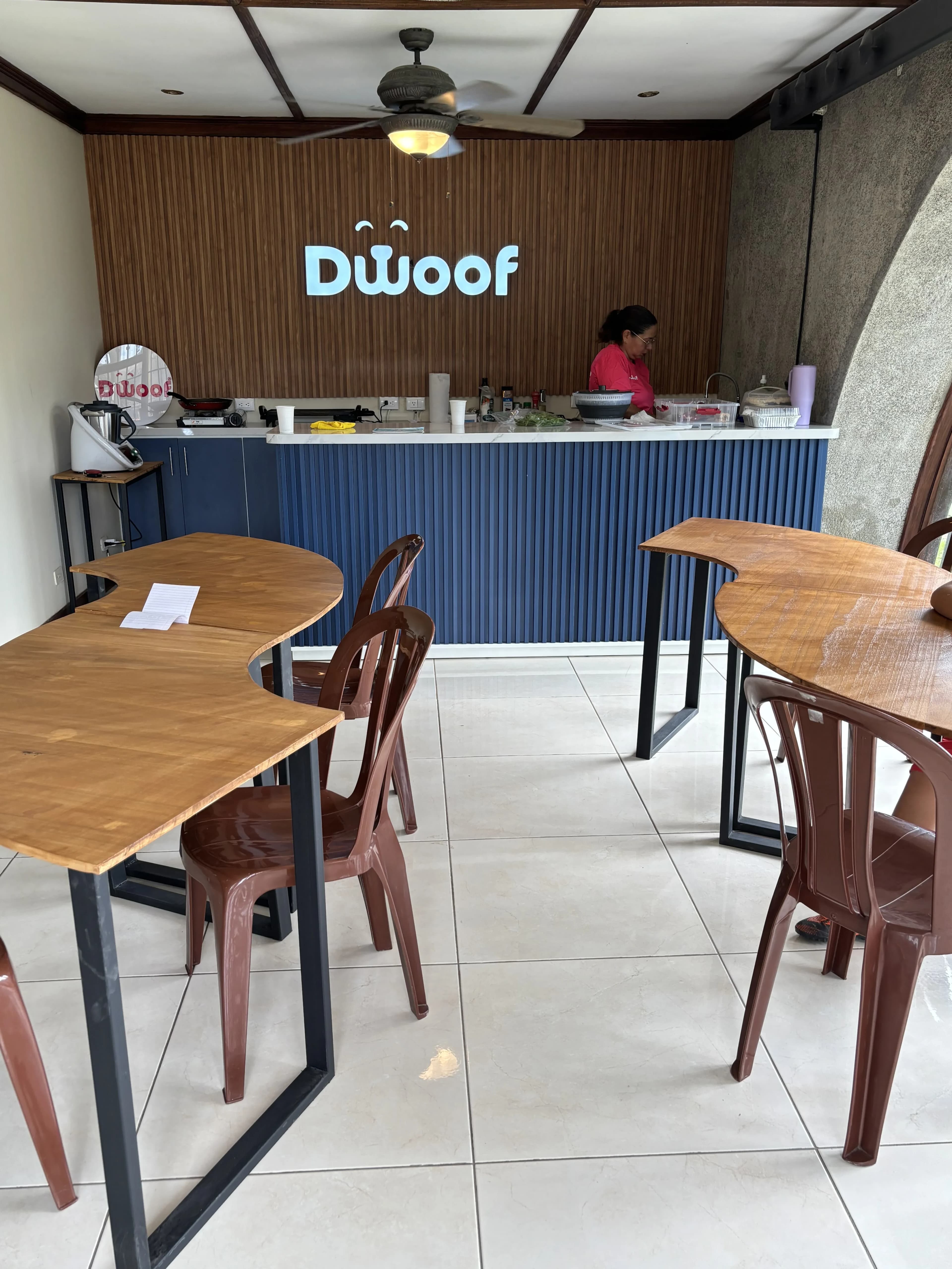 Detalle del salón compartido en Dwoof Coffee Experience