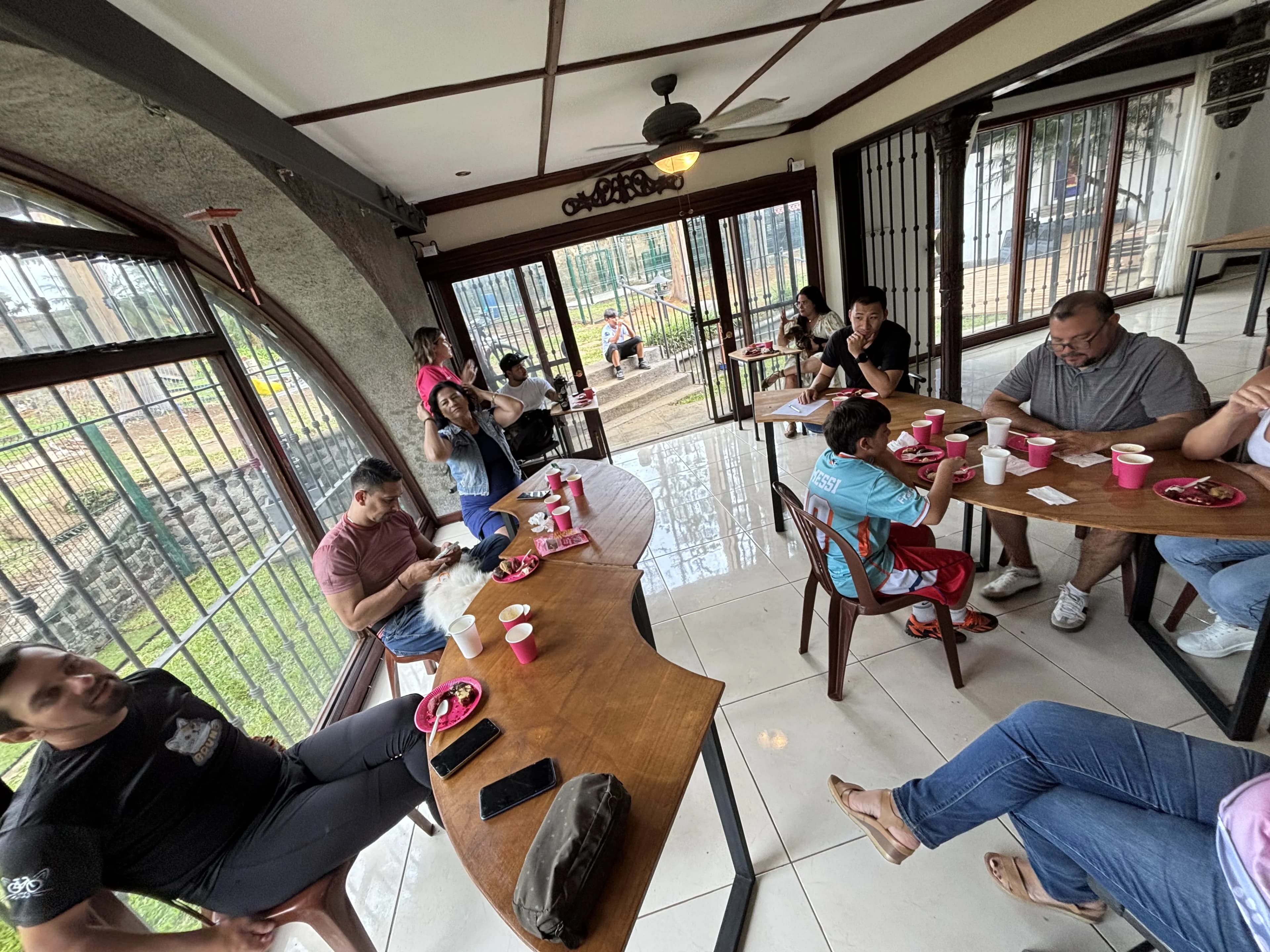 Personas y perros compartiendo mesa en Dwoof Coffee Experience