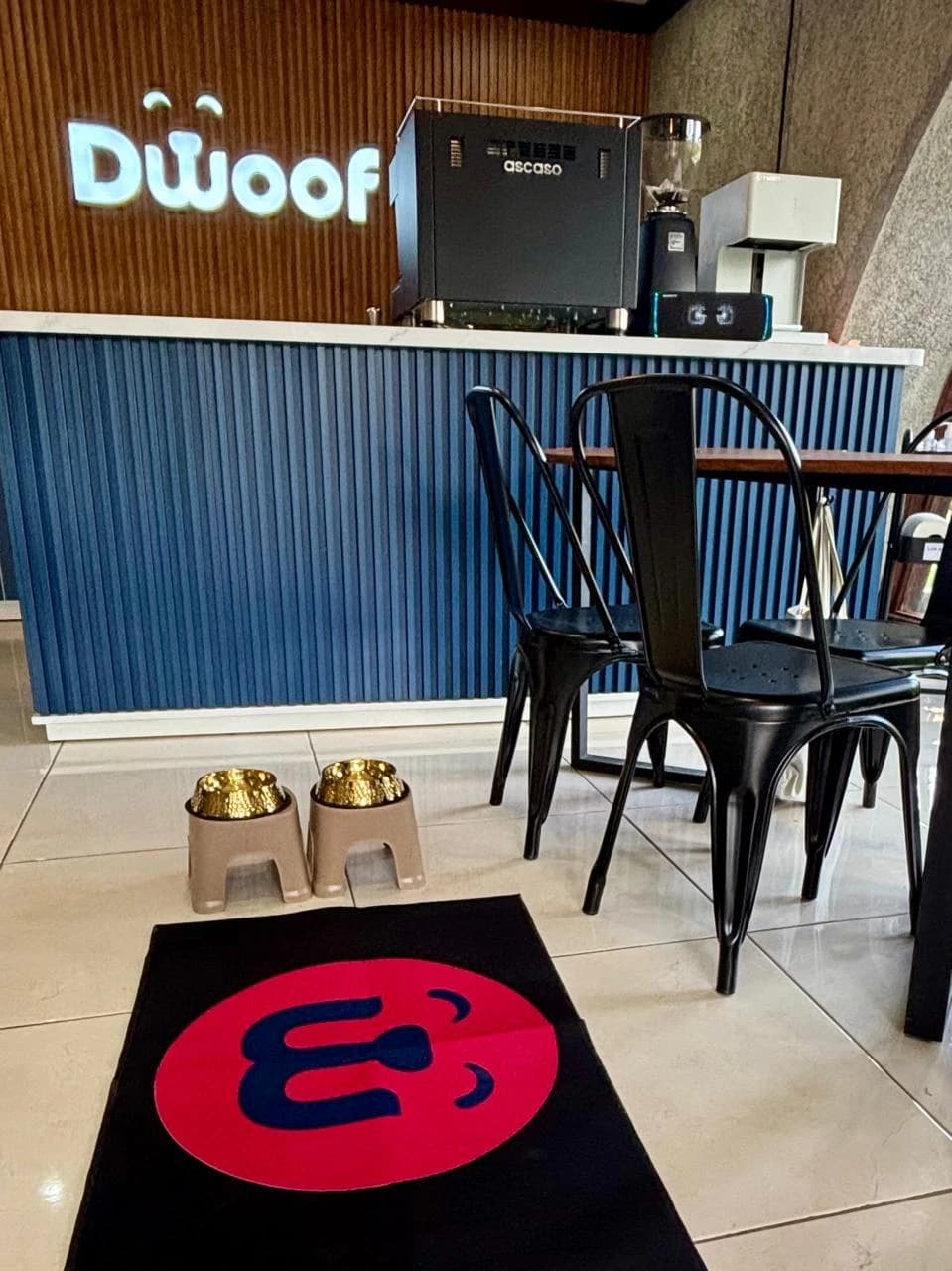 Barra de café con el letrero de Dwoof